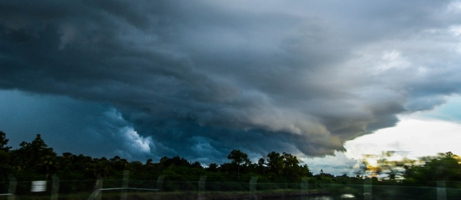 Instytut Meteorologii i Gospodarki Wodnej wydał ostrzeżenia dla dziesięciu województw. Powodem są prognozowane burze. Może im towarzyszyć grad i wiatr, osiągający w porywach 100 km/h. 