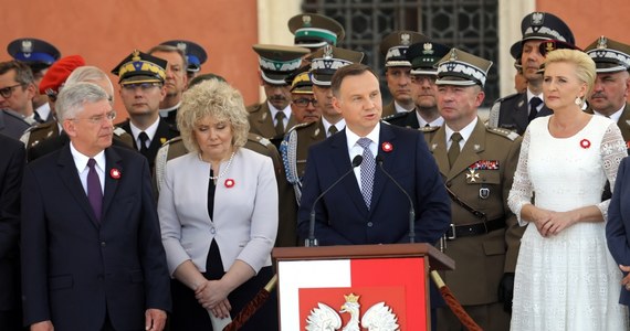 Złożę w Senacie wniosek, aby referendum konsultacyjne w sprawie konstytucji odbyło się 10 i 11 listopada - zapowiedział prezydent Andrzej Duda. "Apeluję do państwa o obecność na tym referendum, proszę, abyście przyszli i w to wielkie święto powiedzieli, jakiej Polski chcecie" - mówił.