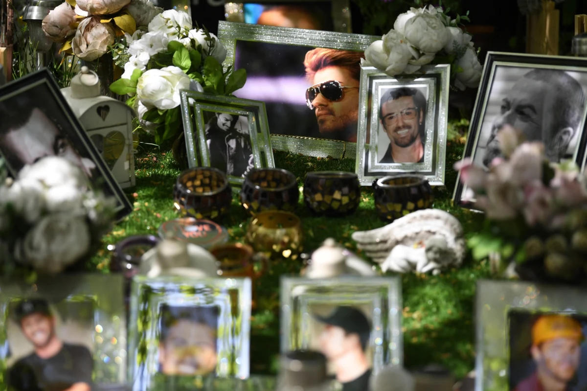 Rodzina Georga Michaela poprosiła jego fanów, aby przestali składać kwiaty i maskotki przed jego posiadłościami w Londynie i Goring. Oba domy zmarłego 25 grudnia 2016 roku piosenkarza stały się swoistą atrakcją turystyczną. To z kolei zaczęło przeszkadzać zarówno ich mieszkańcom jak i sąsiadom.