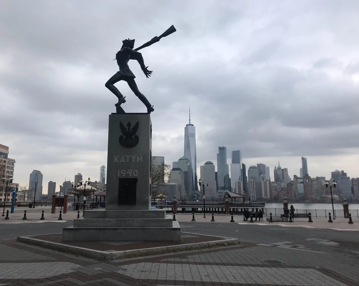 "Pamięć o masakrze w Katyniu jest częścią pamięci o Holokauście; zachęcamy do nieusuwania Pomnika Ofiar Katyńskich" - napisali w liście do burmistrza miasta Jersey City prezes fundacji From The Depths Jonny Daniels oraz ocalony z Holokaustu Edward Mosberg.