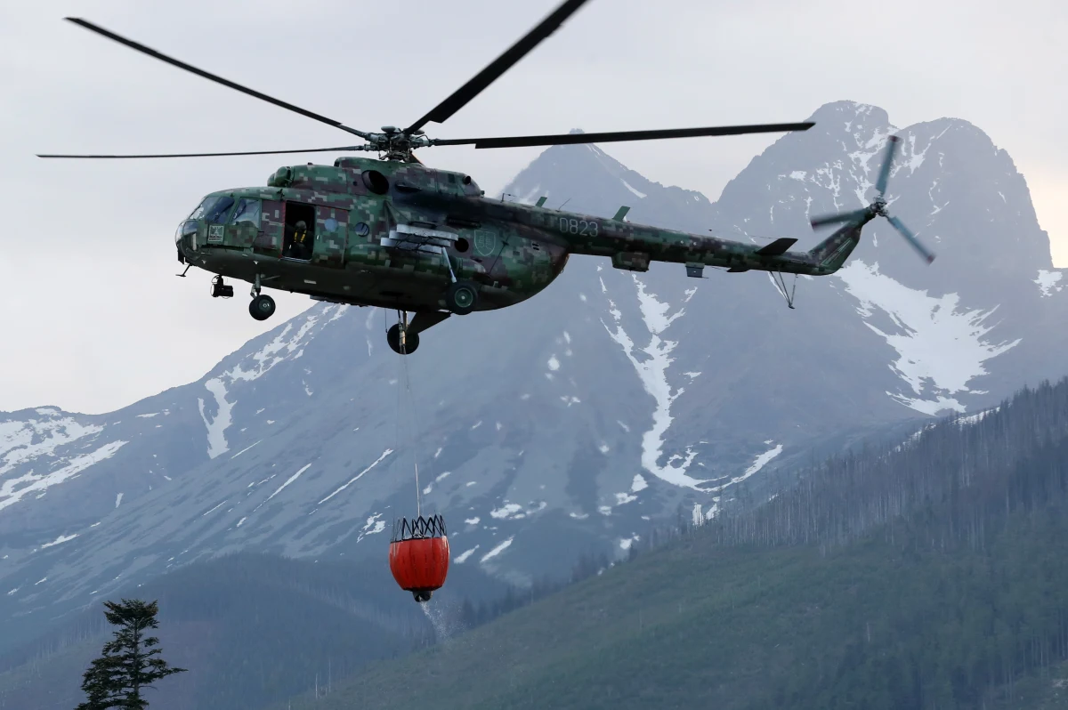 Strażakom udaje się utrzymać pod kontrolą pożar, który wybuchł w czwartek po południu w Tatrach Wysokich na Słowacji - poinformowała słowacka straż pożarna. Z zagrożonych terenów ewakuowano setki turystów, w tym wielu Polaków.