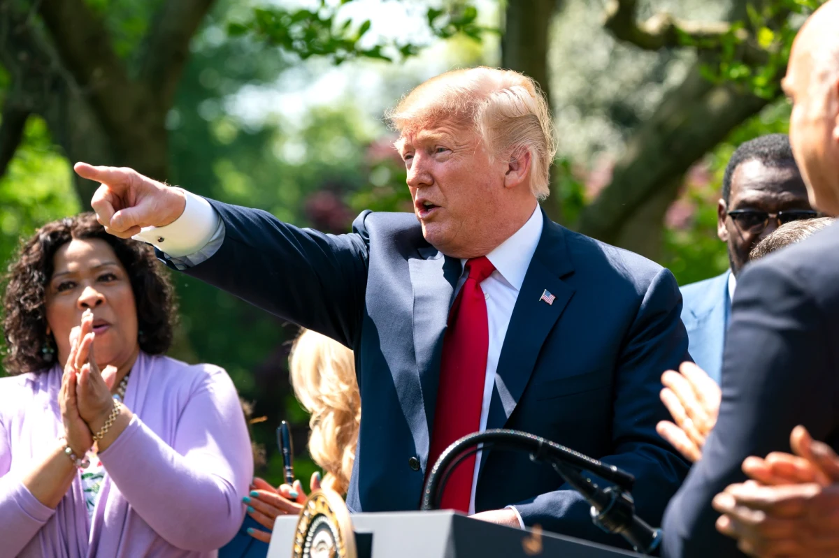 Federalni śledczy założyli podsłuch w telefonach Michaela Cohena, wieloletniego prawnika Donalda Trumpa, zanim przeprowadzili przeszukanie jego biur, pokoju hotelowego i domu - poinformowała w czwartek NBC News, powołując się na źródła zaznajomione ze sprawą. Przeszukania u Cohena przeprowadzono w kwietniu w ramach śledztwa w Nowym Jorku, dotyczącego m.in. zapłacenia w listopadzie 2016 r. za milczenie gwiazdce filmów porno Stormy Daniels, która twierdzi, że przed dekadą miała romans z Trumpem. Prezydent uznał w czwartek na Twitterze jej twierdzenia za "nieprawdziwe i szantażujące".