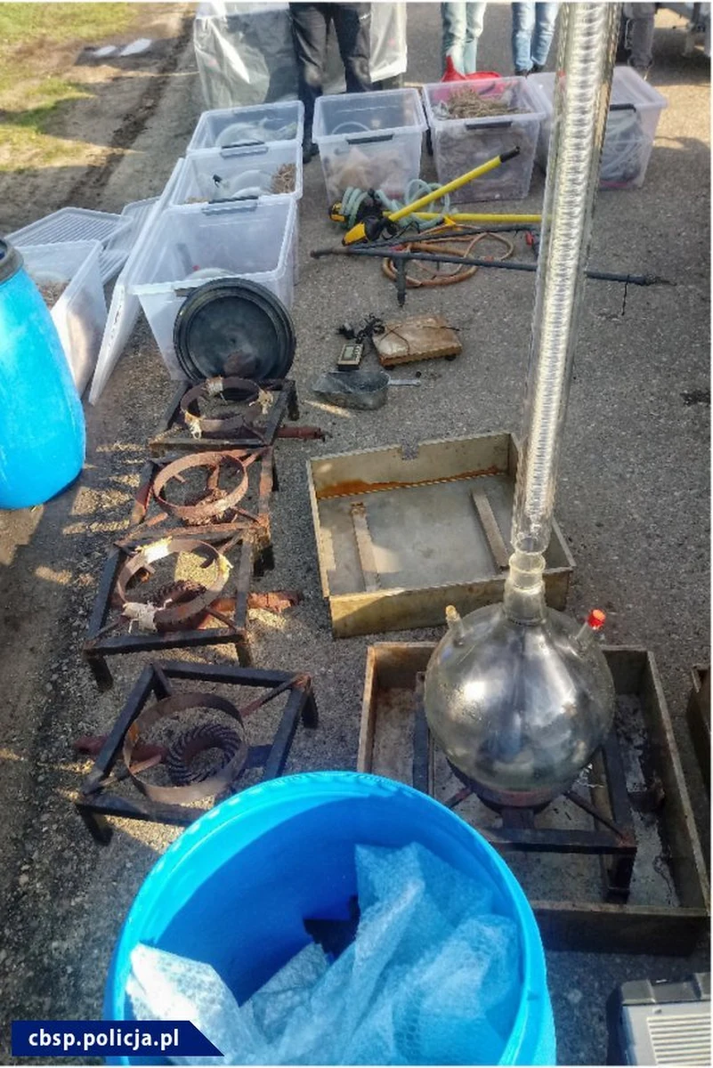 Do akcji włączyli się policjanci z Polski, Holandii i Niemiec - wszystko, by zatrzymać członków międzynarodowego gangu, który zajmował się produkcją narkotyków. Centralne Biuro Śledcze Policji zdradziło szczegóły przedsięwzięcia, dzięki któremu zabezpieczono setki kilogramów MDMA i zatrzymano 14 osób podejrzanych m.in. o udział zorganizowanej grupie przestępczej, produkcję środków psychotropowych i organizowanie laboratoriów. 