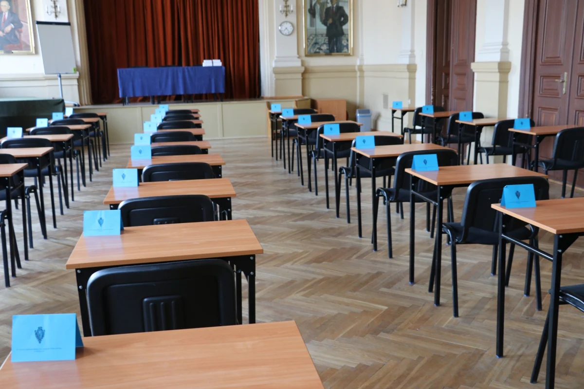 Zakończył się egzamin maturalny z języka polskiego na poziomie podstawowym - obowiązkowym dla wszystkich abiturientów. Przebiegł spokojnie - poinformował wicedyrektor Centralnej Komisji Egzaminacyjnej Marcin Smolik. Egzamin rozpoczął się po godzinie 9. Trwał 170 minut. Pojawiła się na nim m.in. "Lalka" Bolesława Prusa, "Kordian" Juliusza Słowackiego i wiersz Ernesta Brylla "Bądźmy dla siebie bliscy bo nas rozdzielają". O godzinie 14 rozpoczął się egzamin z języka polskiego na poziomie rozszerzonym.