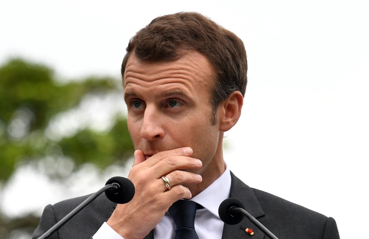 Prezydent Francji odwiedził Australię. Podczas wizyty spotkał się m.in. z premierem tego kraju, Malcolmem Turnbullem. Konferencja prasowa po spotkaniu obu polityków nie wyróżniała się spośród innych tego typu wydarzeń do czasu, aż Macron podziękował gospodarzom za gościnność. Przy okazji popełnił lapsus językowy, który postawił Turnbulla w niekomfortowej sytuacji, a wielu Australijczyków rozśmieszył.