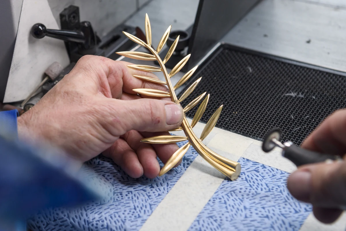 W miejscu, do którego nieliczny mają dostęp, w warsztatach firmy Chopard niedaleko Genewy, powstaje statuetka. Jest ona obiektem pożądania niejednego artysty. Przyglądamy się procesowi powstawania Złotej Palmy.