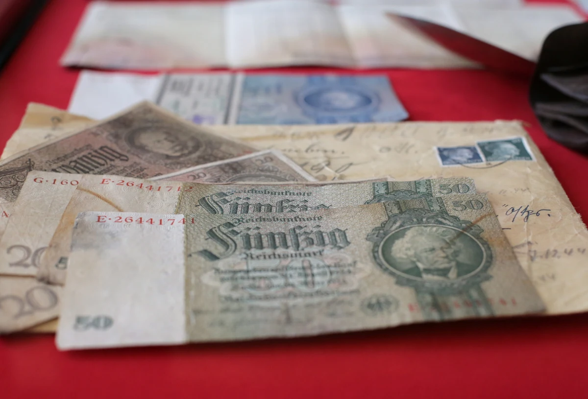 W lesie nad jeziorem Jeziorak na Mazurach przypadkowo odnaleziono ukryte w ziemi w 1945 r. rodzinne pamiątki i część dobytku pruskiego rodu hrabiów Finckensteinów, dawnych właścicieli dworu w Gubławkach. Znalezisko zaprezentowano w piątek w Iławie.