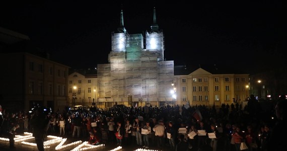 Prawdopodobnie w przyszłym tygodniu  Sejm zajmie się wniesionym dziś przez posłów PiS projektem ustawy, która zmienia przepisy dotyczące sądownictwa. Aktualne przepisy budzą zastrzeżenie Komisji Europejskiej. Bez zmian trudno będzie mówić o przełomie na linii Polska - Unia Europejska.