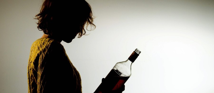 Naukowcy z Uniwersytetu Teksasu w Austin obiecują pigułkę ułatwiającą walkę z nałogiem alkoholowym. Jej badania nie były jeszcze prowadzone na ludziach, ale szanse, że się sprawdzi, są duże. Preparat blokuje głód alkoholowy i łagodzi objawy odstawienia, nie wywołuje przy tym dotkliwych efektów ubocznych towarzyszących zażywaniu istniejących już tego typu leków. Jak pisze w najnowszym numerze czasopismo "Neuropsychopharmacology", zgłoszona już do opatentowania cząsteczka JVW-1034 oddziałuje na inne receptory, niż dotychczasowe leki, stąd nadzieja, że może być istotnym przełomem.