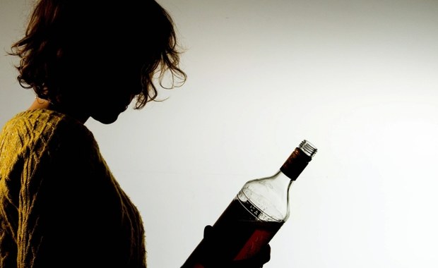 Naukowcy z Uniwersytetu Teksasu w Austin obiecują pigułkę ułatwiającą walkę z nałogiem alkoholowym. Jej badania nie były jeszcze prowadzone na ludziach, ale szanse, że się sprawdzi, są duże. Preparat blokuje głód alkoholowy i łagodzi objawy odstawienia, nie wywołuje przy tym dotkliwych efektów ubocznych towarzyszących zażywaniu istniejących już tego typu leków. Jak pisze w najnowszym numerze czasopismo "Neuropsychopharmacology", zgłoszona już do opatentowania cząsteczka JVW-1034 oddziałuje na inne receptory, niż dotychczasowe leki, stąd nadzieja, że może być istotnym przełomem.