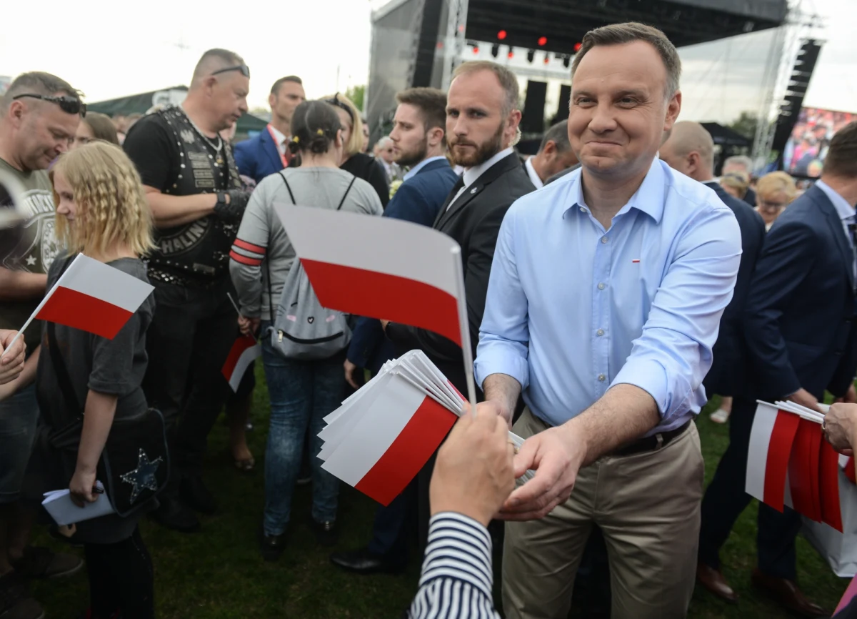 "Złożę w Senacie wniosek, aby referendum konsultacyjne w sprawie konstytucji odbyło się 10 i 11 listopada. Apeluję o obecność na referendum, w którym wszyscy Polacy będą mogli wypowiedzieć się, co do swojej wizji przyszłego ustroju Polski" - powiedział w czasie uroczystości 3 maja prezydent Andrzej Duda. Jego urzędnicy dopowiadają, że pytań, na które odpowiadać mają Polacy, będzie dziesięć. Dodaliśmy jeszcze jedenaste. Sprawdziliśmy, ile może kosztować dwudniowy plebiscyt, w którym mamy ustalić kształt nowej Ustawy Zasadniczej. Co się okazało? Nie będzie to wydarzenie tanie.