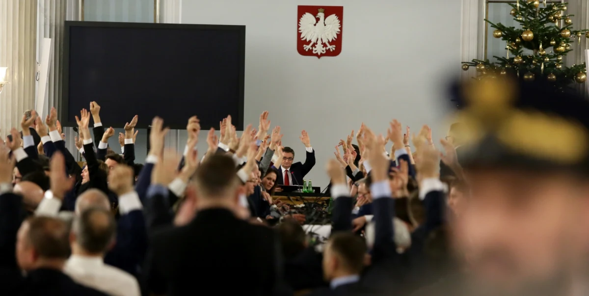 Prokuratura Okręgowa w Warszawie ponownie umorzyła śledztwo ws. przekroczenia uprawnień i niedopełniania obowiązków służbowych przez funkcjonariuszy publicznych w związku z przygotowaniem i przebiegiem posiedzenia Sejmu w Sali Kolumnowej z 16 grudnia 2016 r.