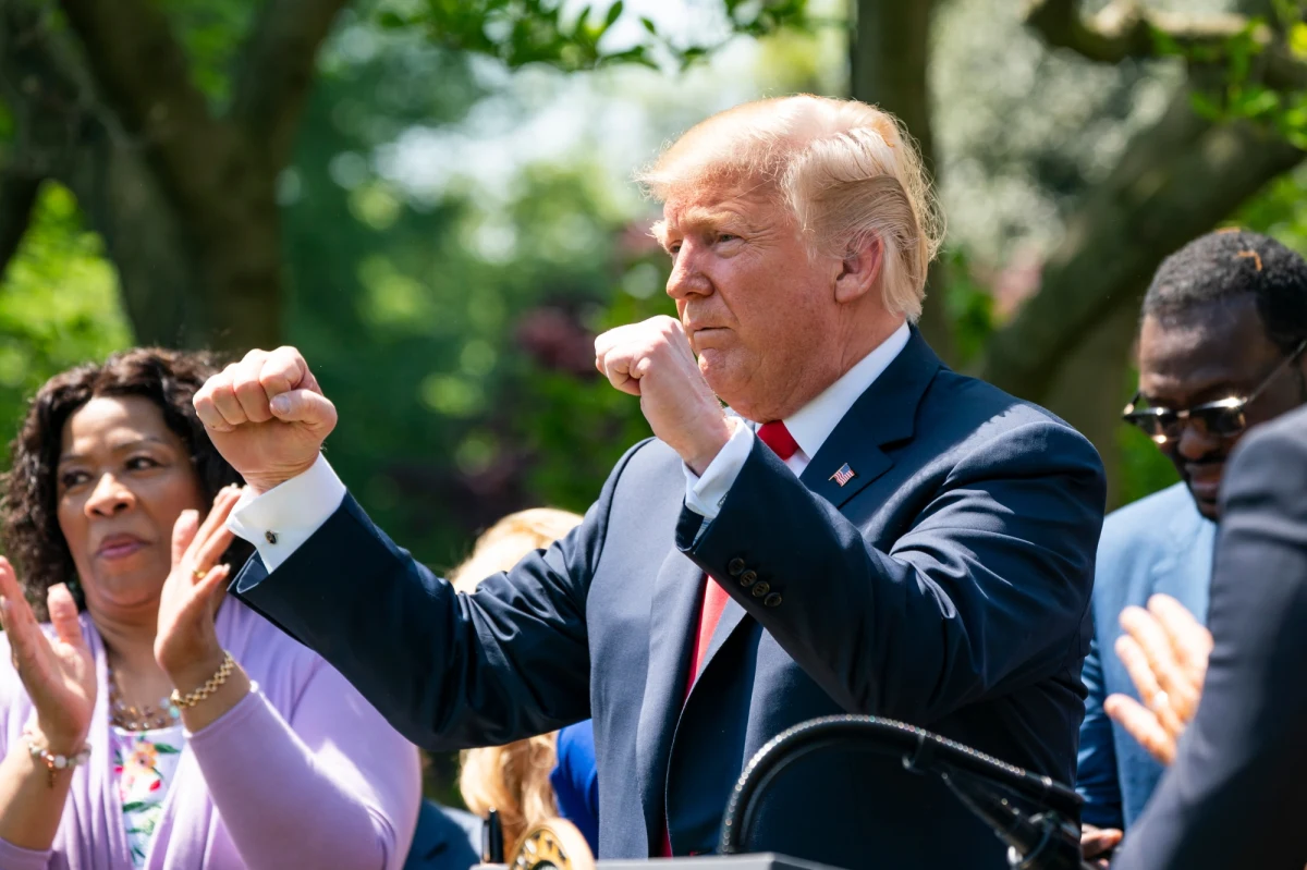 Prezydent USA Donald Trump powiedział dziennikarzom, że ustalono już datę i miejsce jego spotkania z przywódcą Korei Północnej Kim Dzong Una. Dodał, że szczegóły te zostaną wkrótce ogłoszone.