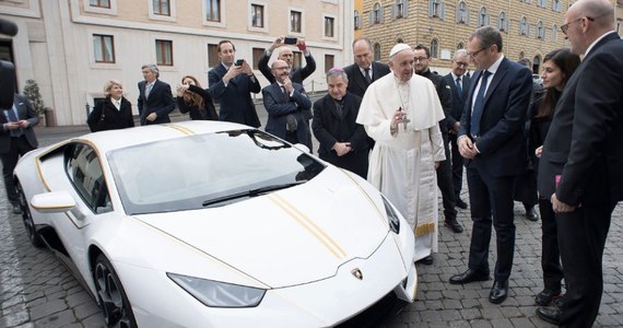 To był podarunek od włoskiego producenta luksusowych aut. W 2017 roku papież Franciszek dostał Lamborghini Huracán RWD. Teraz samochód pójdzie pod młotek. 12 maja zostanie wylicytowany na aukcji w Sotheby’s.