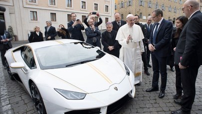 Papież Franciszek sprzedaje swoje lamborghini. To cacko może być Twoje