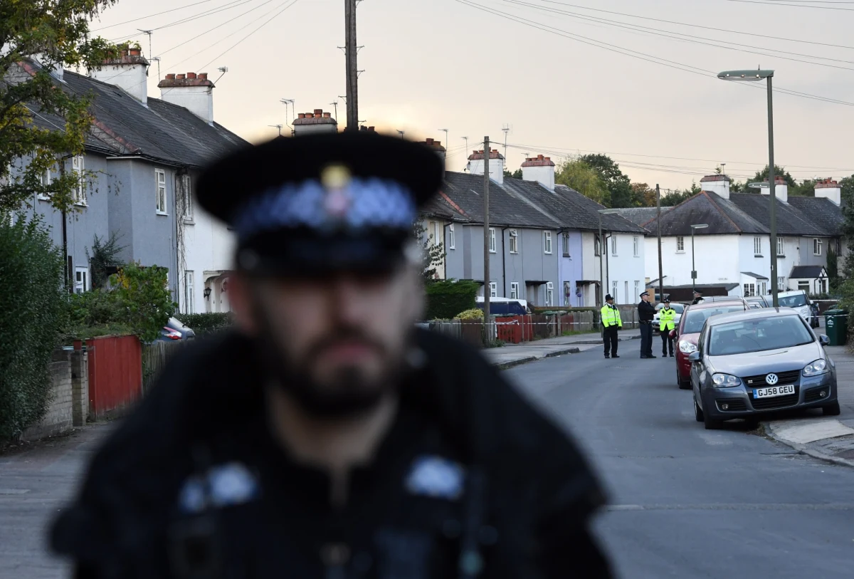 Wyrzucony ze Scotland Yardu. Detektyw Jim Boyling utrzymywał kontakty seksualne z działaczką środowiskową, której grupę inwigilował jako tajny agent. Wewnętrzne dochodzenie policji uznało go winnym poważnego naruszenia regulaminu. 