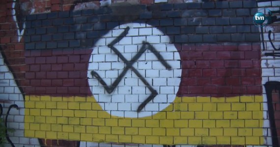 Niemiecka flaga z domalowaną swastyką i napis po angielsku "Niemieckie obozy śmierci" pojawiły się w Gdańsku na murze przy ujściu Motławy. Napis już został zamalowany, a sprawą zajęła się policja. Śledztwo prowadzone jest pod kątem "propagowania faszyzmu". "Miejsce objęte jest monitoringiem. Zwróciliśmy się do właściciela o jego zabezpieczenie. Być może sprawcy przestępstwa są widoczni na nagraniach" – powiedziała Karina Kamińska z policji w Gdańsku.