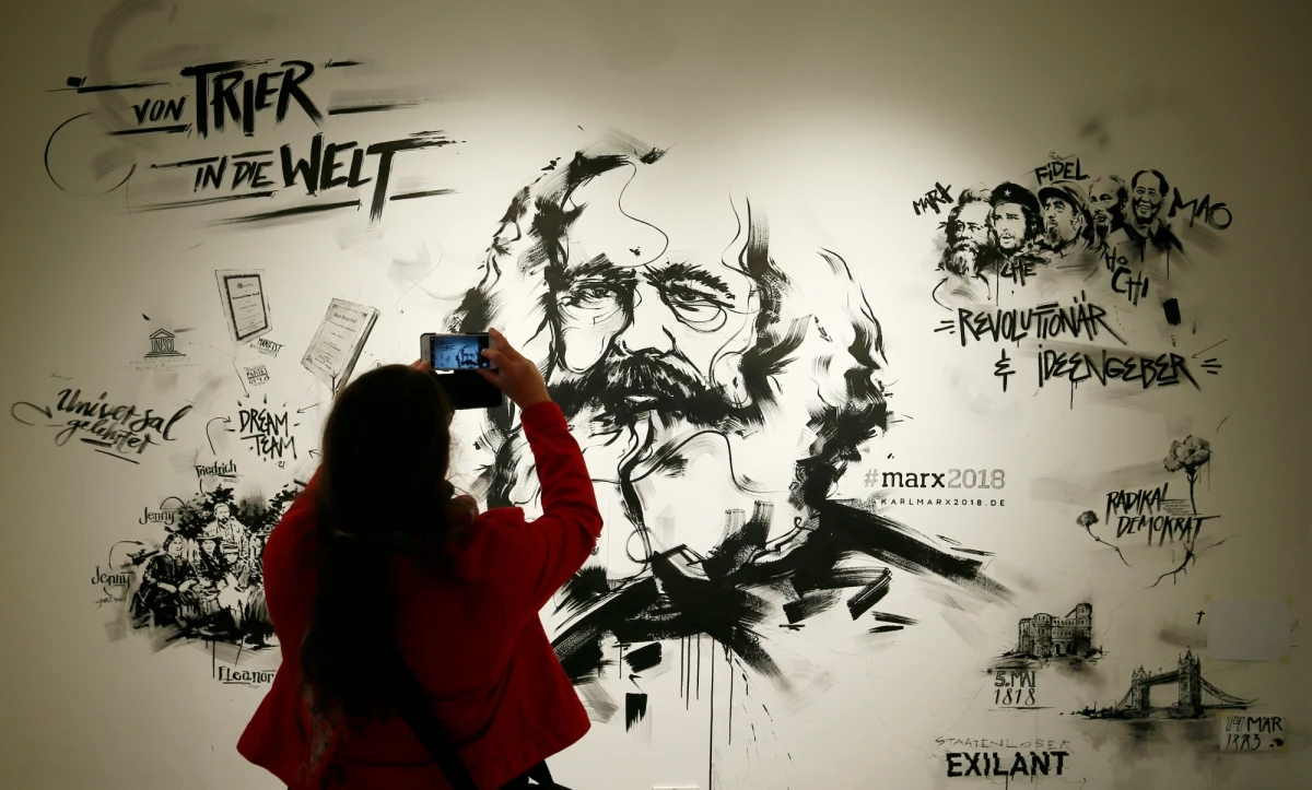 Szef Komisji Europejskiej Jean-Claude Juncker w przemówieniu z okazji 200. rocznicy urodzin Karola Marksa zaapelował, by pamiętać o umieszczeniu ideologa socjalizmu w kontekście, bez zrzucania na niego odpowiedzialności za zbrodnie komunistycznych dyktatur. "Jeśli nie ma wspomnień, nie ma przyszłości" - powiedział Juncker, przemawiając podczas uroczystości w Bazylice Konstantyna w Trewirze na zachodzie Niemiec, gdzie 5 maja 1818 roku urodził się Marks.