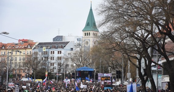 Kilkadziesiąt tysięcy osób wzięło udział w Bratysławie w wiecu „Na rzecz przyzwoitej Słowacji”. W ten sposób uczczono pamięć zamordowanego w lutym dziennikarza śledczego Jana Kuciaka i jego narzeczonej. Apelowano też o ochronę wolności słowa.