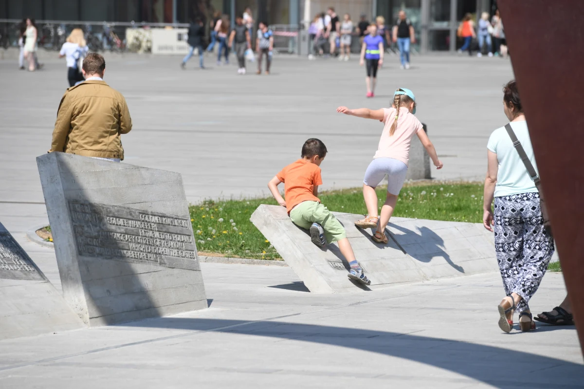 Kiedy otrzymałem informację od znajomego, który zobaczył deskorolkarzy "ujeżdżających" nie odsłonięty jeszcze pomnik generała Ryszarda Kuklińskiego na placu Jana Nowaka-Jeziorańskiego, natychmiast powiadomiłem telefonicznie o tym mogącym powtarzać się incydencie Komendę Miejską Policji oraz Straż Miejską.