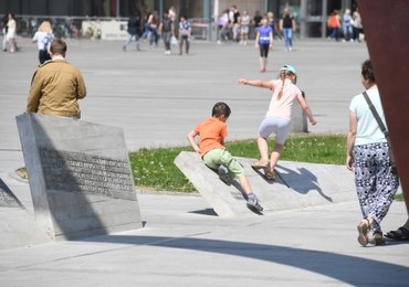 Deskorolkarze na pomniku gen. Kuklińskiego