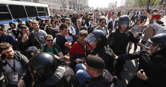 Łącznie ponad 1000 osób zatrzymała policja w różnych miastach Rosji podczas odbywających się tam demonstracji zwołanych przez opozycjonistę Aleksieja Nawalnego. Ich uczestnicy protestowali m.in. przeciw kolejnej kadencji prezydenta Władimira Putina. Demonstracje zorganizowano pod hasłem "On nie jest dla nas carem". W ręce policji wpadł też sam inicjator protestów.
