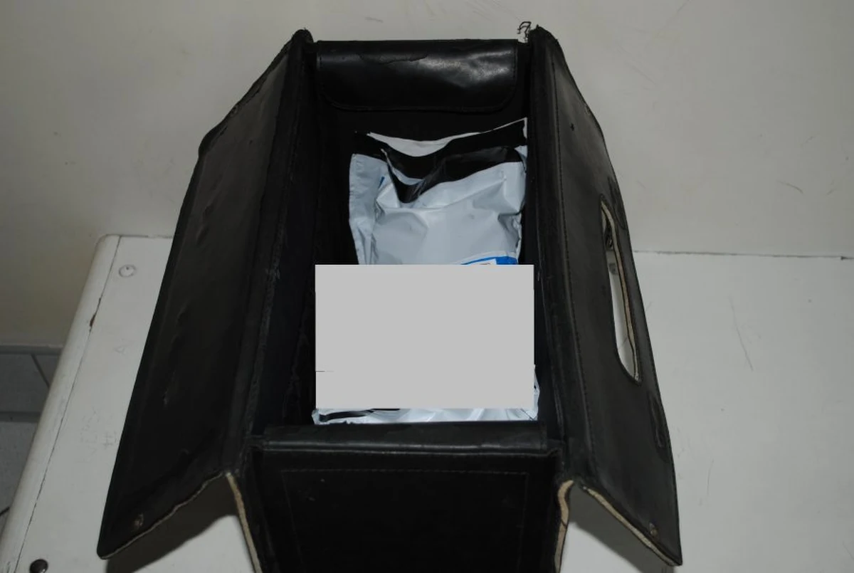 Pieniądze, które miały zostać wpłacone do banku, zostały zgubione przez przewożących gotówkę konwojentów. Na szczęście zauważyli to policjanci, którzy zabezpieczyli walizkę i zwrócili ją firmie ochroniarskiej.