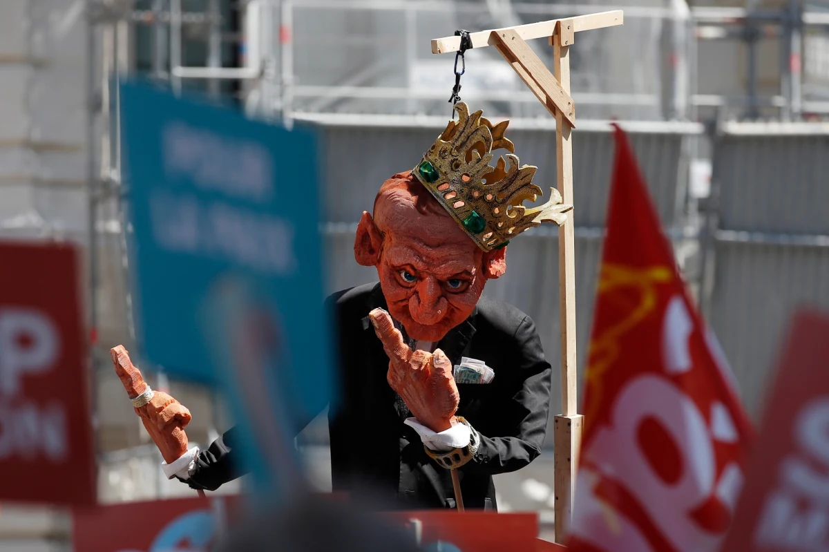 Tysiące ludzi przybyły na demonstrację w Paryżu, by w rocznicę inauguracji prezydenta Francji Emmanuela Macrona zaprotestować przeciwko jego reformom. Manifestacja  początkowo przebiegała spokojnie, później doszło do incydentów. Policja użyła gazu.