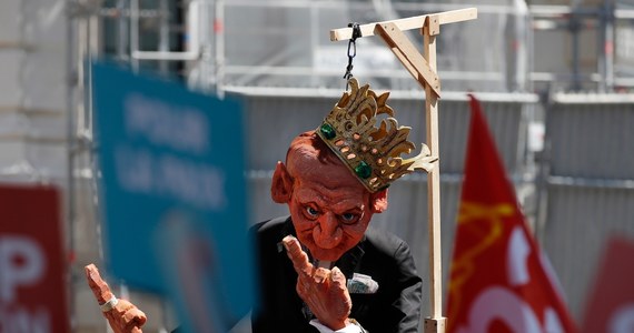 Tysiące ludzi przybyły na demonstrację w Paryżu, by w rocznicę inauguracji prezydenta Francji Emmanuela Macrona zaprotestować przeciwko jego reformom. Manifestacja  początkowo przebiegała spokojnie, później doszło do incydentów. Policja użyła gazu.