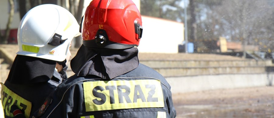 Trzech strażaków z OSP zostało poszkodowanych w wypadku samochodu pożarniczego, do którego doszło w Pęczniewie (Łódzkie) w drodze na akcję gaszenia pożaru lasu. Jeden z poszkodowanych jest w stanie ciężkim; został zabrany śmigłowcem do szpitala w Łodzi.
