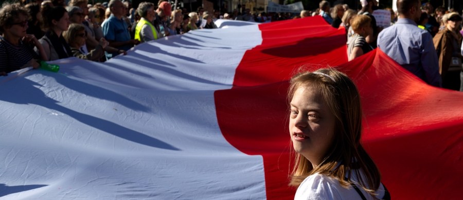 W sobotę odbyła się kolejna manifestacja poparcia dla osób niepełnosprawnych, ich rodziców i opiekunów, którzy od ponad dwóch tygodni protestują w Sejmie. Manifestanci trzymali w rękach kartki z napisami: "Czy chciałbyś być na moim miejscu",  "Pomagając innym pomagasz sobie", "Super Matki".