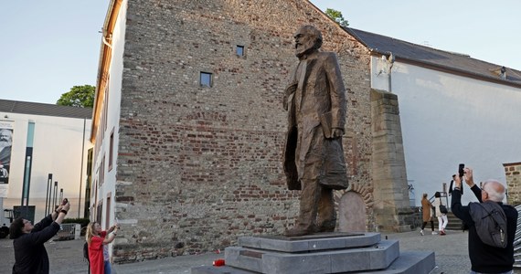 Z okazji dwusetnej rocznicy swych urodzin Karol Marks doczekał się pomnika w swym rodzinnym Trewirze na południowym zachodzie Niemiec. Odsłonięta 5,5-metrowa figura z brązu została podarowana przez Chińską Republikę Ludową. 