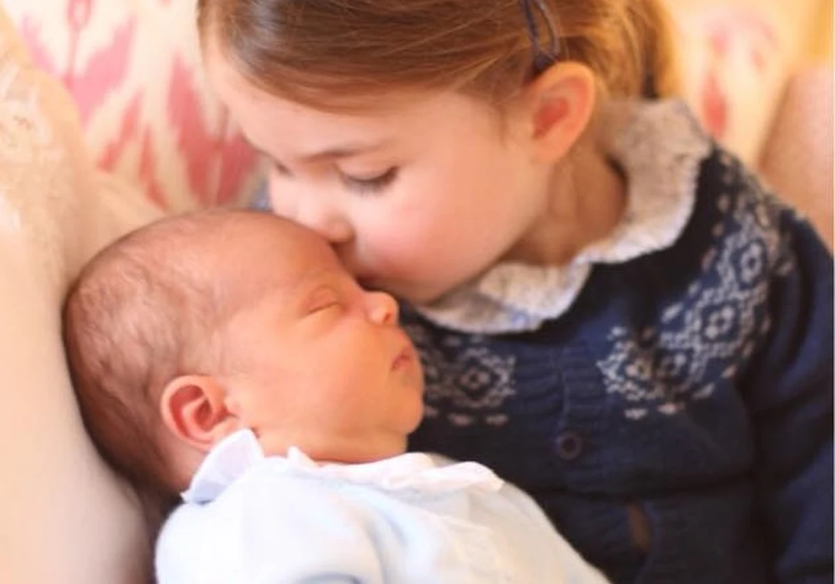 W internecie pojawiły się pierwsze oficjalne zdjęcia najmłodszego członka brytyjskiej rodziny królewskiej. Ich autorką jest księżna Kate.