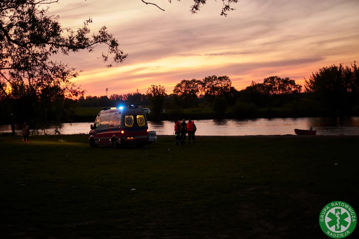 Strażacy z Łomży w Podlaskiem wznowili poszukiwania dwóch mężczyzn, z których jeden skoczył do Narwi, a drugi chciał pomóc tonącemu. Do zdarzenia doszło w sobotę. 