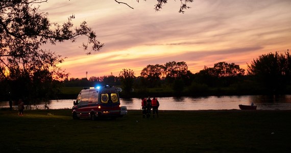 Strażacy z Łomży w Podlaskiem wznowili poszukiwania dwóch mężczyzn, z których jeden skoczył do Narwi, a drugi chciał pomóc tonącemu. Do zdarzenia doszło w sobotę. 