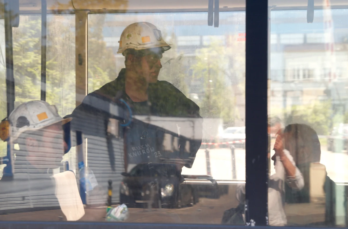 Metan, wysoka temperatura i przede wszystkim praca w bardzo ciasnym miejscu mogą teraz utrudniać akcję w kopalni Zofiówka-mówi nam Jerzy Markowski,ekspert górniczy, który w przeszłości przez wiele lat był też m.in. ratownikiem. Jego zdaniem nie da się w tej chwili dokładnie określić, gdzie dokładnie mogą znajdować się poszukiwani górnicy.