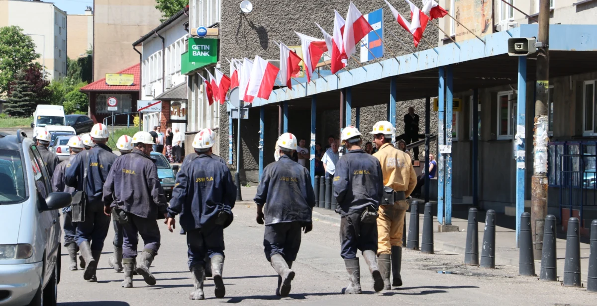 Ratownicy pracujący w kopalni Zofiówka dotarli do górnika, który był uwięziony między rurociągami. Mężczyzna został przetransportowany do podziemnej bazy. Po zidentyfikowaniu lekarz stwierdził, że mężczyzna nie żyje.