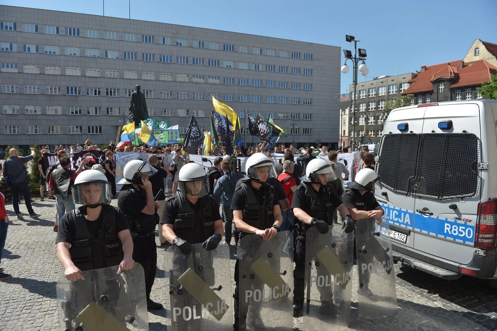Policja rozwiązała demonstrację środowisk narodowych w Katowicach