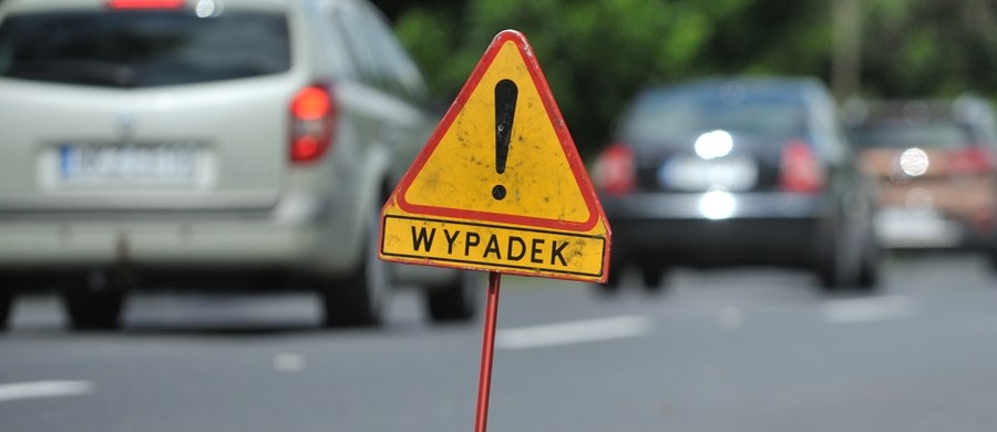 Po zderzeniu dziewięciu aut osobowych zablokowany jest w niedzielę jeden pas autostrady A4 pomiędzy węzłami Kąty Wrocławskie i Pietrzykowice w kierunku Wrocławia. W wyniku tego wypadku nikt nie został ranny - podała GDDKiA.