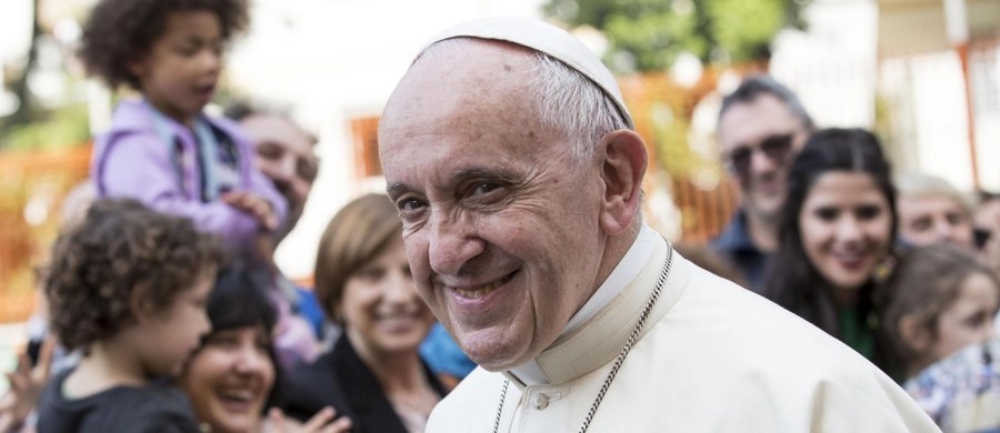 ​Papież Franciszek powiedział podczas wizyty w parafii na peryferiach Rzymu, że księża i świeccy nie mogą być "nudni" i mieć "pogrzebowej miny". "Przecież Ewangelia to radość" - mówił młodym parafianom. Papież zainaugurował ośrodek pomocy dla niepełnosprawnych.