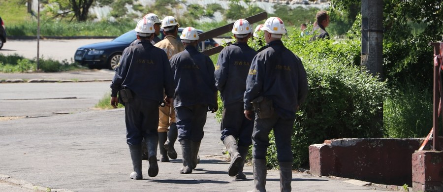 ​Nie żyje dwóch z siedmiu górników, którzy zostali uwięzieni pod ziemią w kopalni Zofiówka po sobotnim, silnym wstrząsie. Przy ciele jednego z górników znaleziono karteczkę do żony.