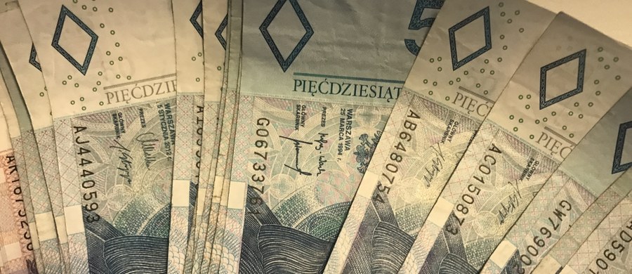 Podatnik może stracić pieniądze w banku na 72 godziny, a nawet na 3 miesiące. Wystarczy, że komputer fiskusa wytypuje go jako oszusta, a urzędnik uzna, że blokada zapobiegnie wyłudzeniom skarbowym - pisze "Rzeczpospolita".