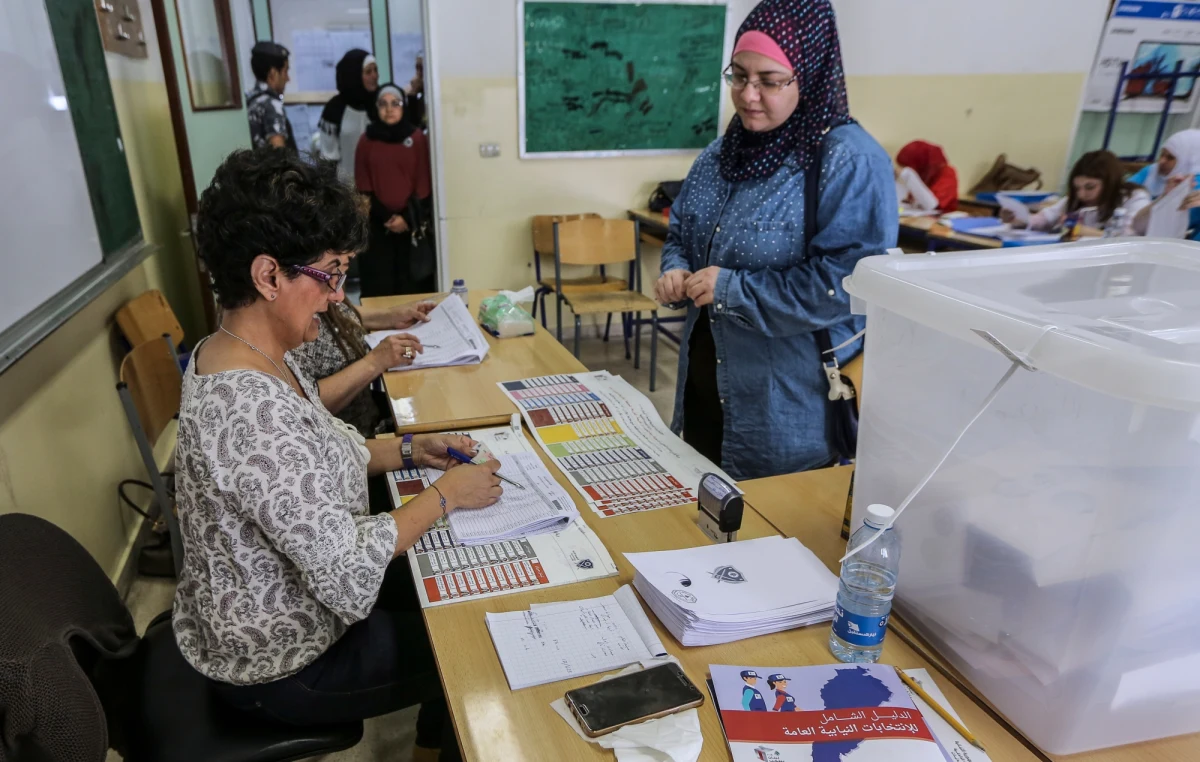 Frekwencja w niedzielnych wyborach parlamentarnych w Libanie wyniosła 49,2 proc. – podał szef libańskiego MSW. Wstępne wyniki wskazują na zwycięstwo Hezbollahu i jego sojuszników. W czasie powyborczego świętowania zginęła co najmniej 1 osoba.