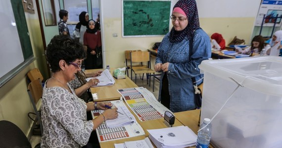 Frekwencja w niedzielnych wyborach parlamentarnych w Libanie wyniosła 49,2 proc. – podał szef libańskiego MSW. Wstępne wyniki wskazują na zwycięstwo Hezbollahu i jego sojuszników. W czasie powyborczego świętowania zginęła co najmniej 1 osoba.