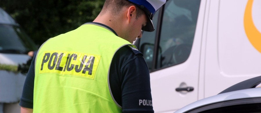 Około 3 kilometrów pod prąd przejechała w weekend obwodnicą Trójmiasta 81-latka z Gdyni. Seniorka po zatrzymaniu przez policję tłumaczyła, że czuła, iż coś zrobiła źle, jednak gdy się zorientowała, nie wiedziała, jak się zachować. Na szczęście nie doszło do tragedii.