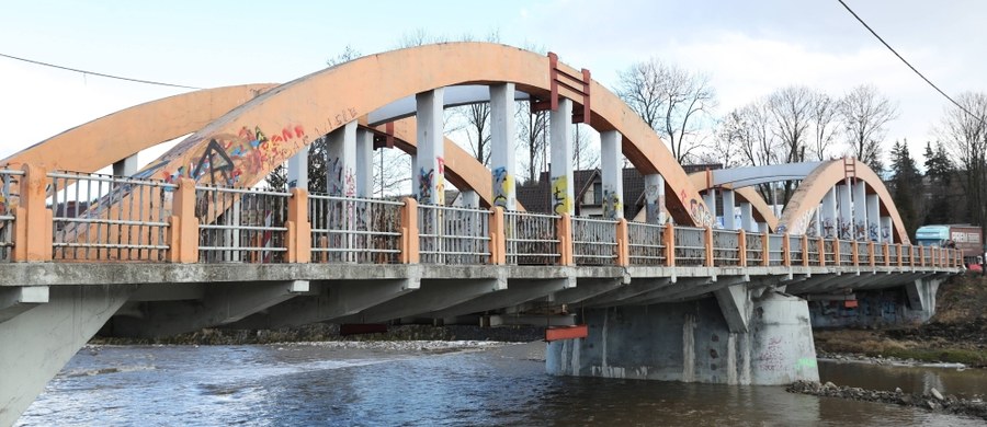 Od poniedziałku na zakopiance w Białym Dunajcu zostaje przełożony ruch pojazdów na most tymczasowy. Stary wysłużony most na rzece Biały Dunajec zostanie wyburzony, a w jego miejsce powstanie nowa przeprawa. Nowy obiekt ma być przejezdny w grudniu.