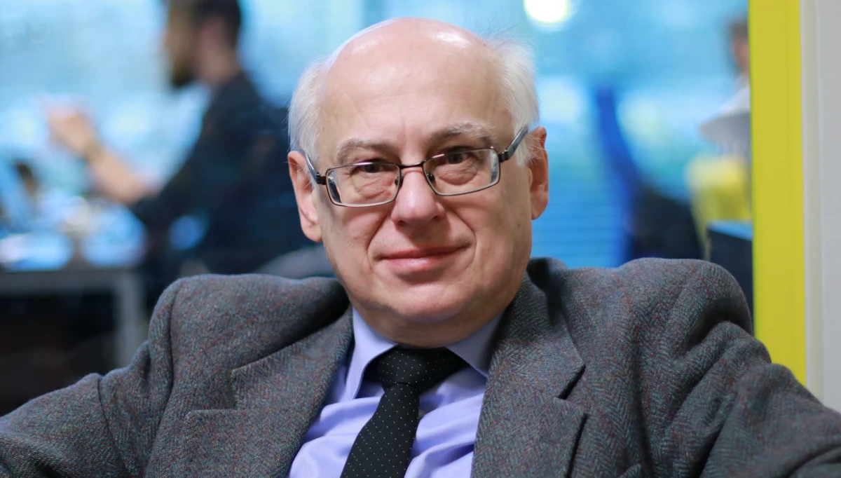 Można rządzić także ze szpitala, drobna kontuzja kolana nie ubezwłasnowolnia prezesa - tak w Porannej rozmowie w RMF FM prof. Zdzisław Krasnodębski komentuje stan zdrowia prezesa PiS Jarosława Kaczyńskiego. Wiceprzewodniczący PE przyznaje, że taka kontuzja "utrudnia kontakt z wyborcami, ale podejmowanie decyzji jest możliwe". Robert Mazurek pytał swojego gościa także o ewentualną likwidację Pomnika Katyńskiego w Jersey City. "Nacisk społeczny, polityczny, jakaś rozmowa z władzami stanowymi i z tym burmistrzem, działalność dyplomatyczna - myślę, że to być może by pomogło" - stwierdził prof. Krasnodębski. "W najgorszym przypadku można się zastanowić nad jakąś inną, dobrą lokalizacją" - przyznał eurodeputowany. Wiceprzewodniczący komentował też sprawę konfliktu Polska-Komisja Europejska ws. praworządności. Według moich przypuszczeń dojdzie do porozumienia Polski z Komisją Europejską - mówił prof. Krasnodębski. "Obie strony ogłoszą sukces, zwłaszcza pan Timmermans. Powie, że już nie ma zagrożenia dla praworządności w Polsce. Nigdy zresztą nie było" - podkreślał. 