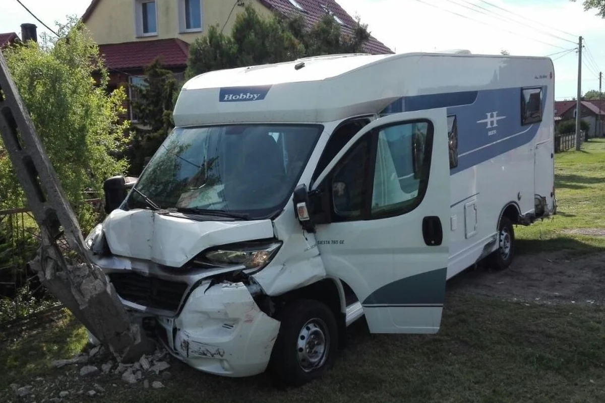 Zielonogórscy policjanci zatrzymali mężczyznę, który jadąc skradzionym kamperem spowodował kolizję, a próbując uciec przed radiowozem taranował jadące przed nim samochody. Grozi mu teraz 10 lat więzienia. Okazało się, że był pod wpływem amfetaminy.