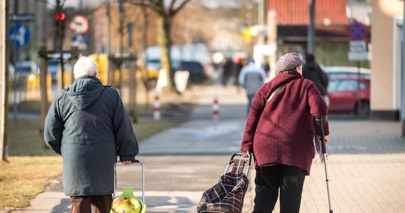 Oszuści coraz częściej próbują oszukiwać osoby starsze metodami "na wnuczka", "na policjanta", "na administrację". Rocznie służby rejestrują aż około 2500 oszustw metodą "na policjanta".