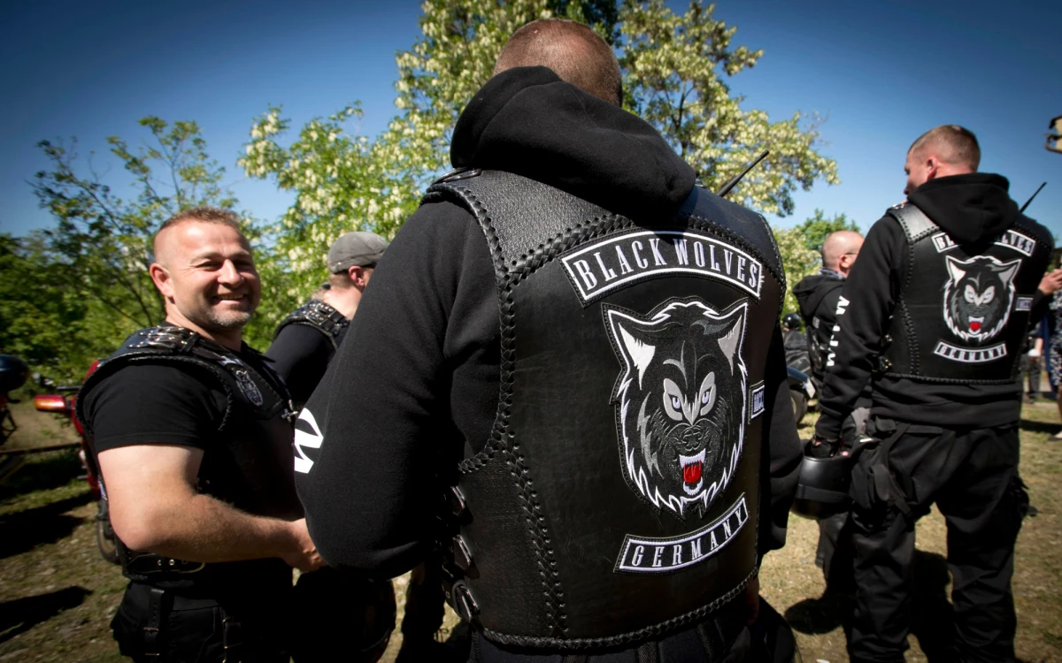 Na wspieranych przez Kreml motocyklistów z nacjonalistycznego klubu Nocne Wilki, którzy przyjechali do Pragi oddać hołd rosyjskim żołnierzom z czasów wojny, czekali zwolennicy i przeciwnicy ich rajdu. Policja zatrzymała dwie osoby.